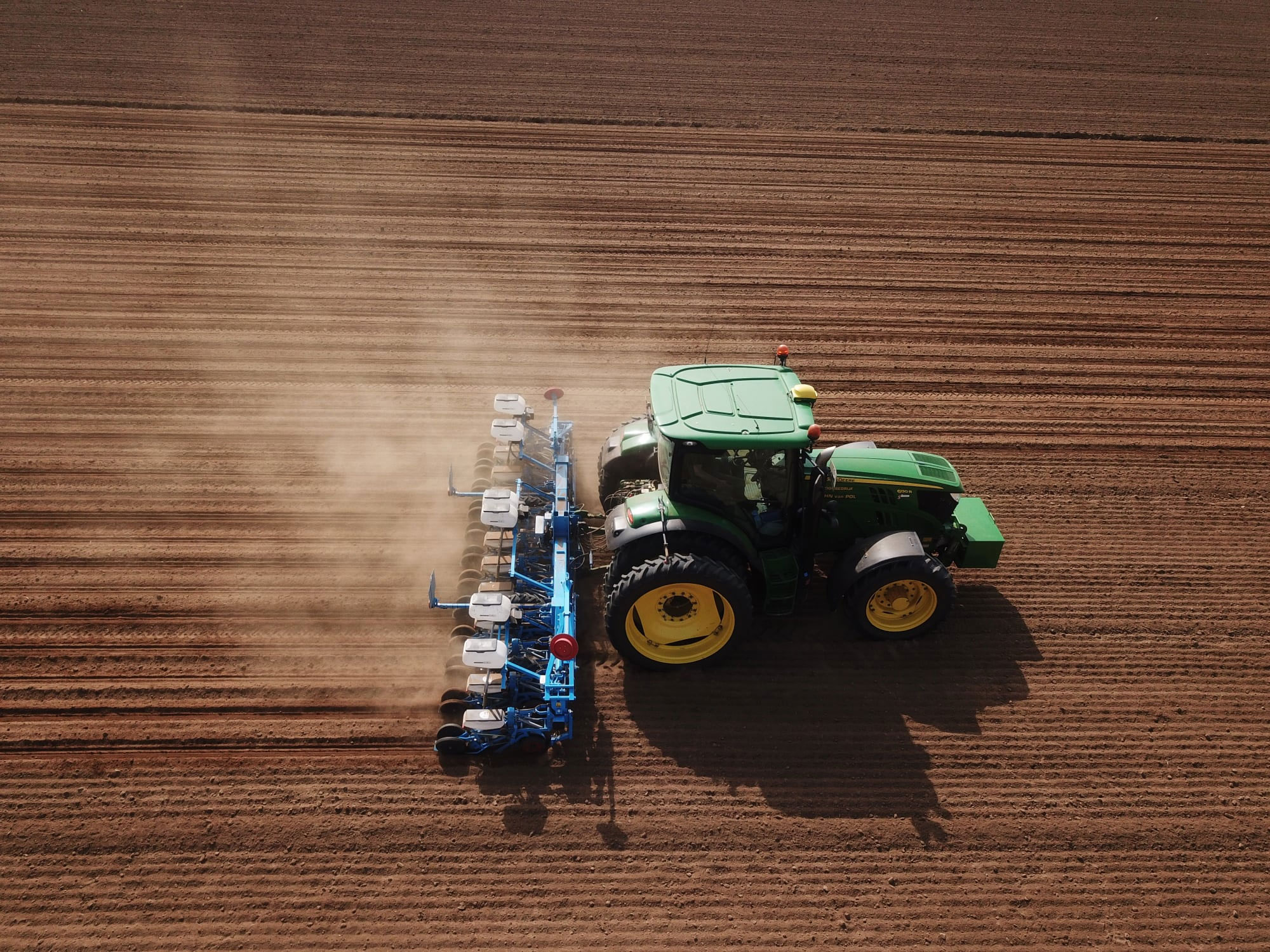 Tracteur et son équipement Monosem vue de haut